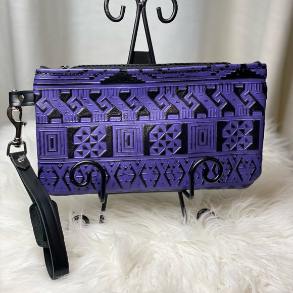 Cowhide Wristlet purple and black Aztec pattern with zipper and detachable strap - Picture 3 of 14